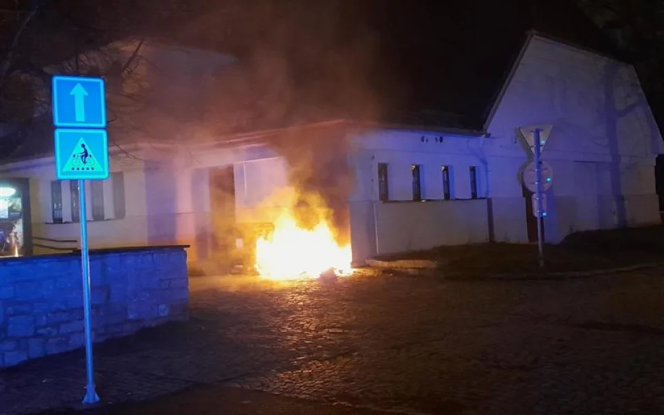 Cizinec v Jihlavě zaměstnal hasiče i policii. V centru města zapálil kontejnery, skončil v cele
