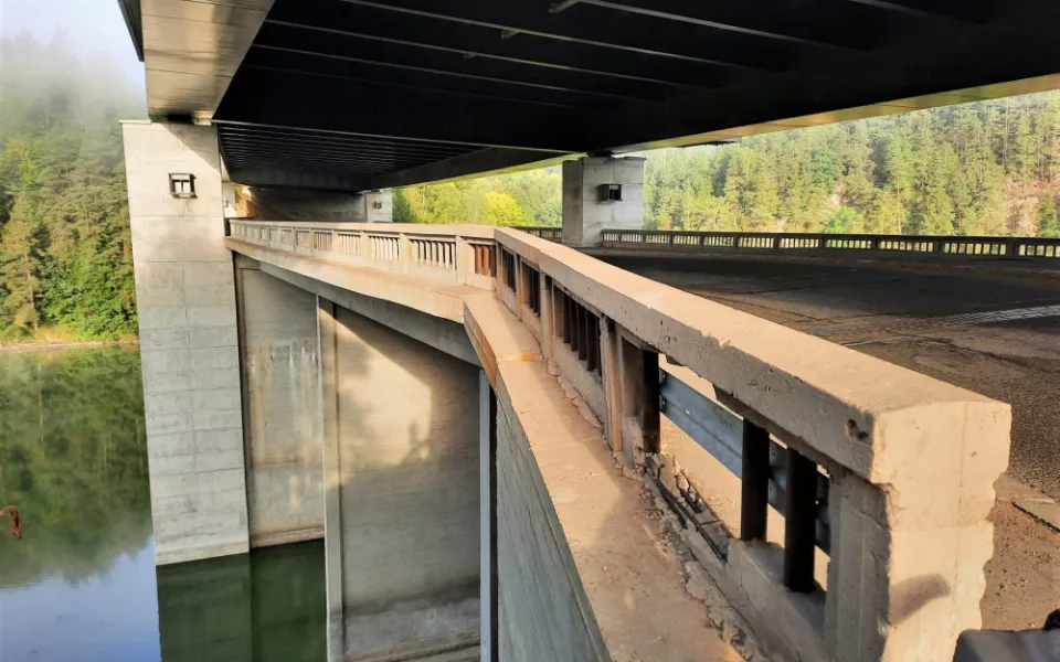 Památný most u Vojslavic, nad nímž vede D1, čeká oprava. Stát bude skoro 90 milionů korun