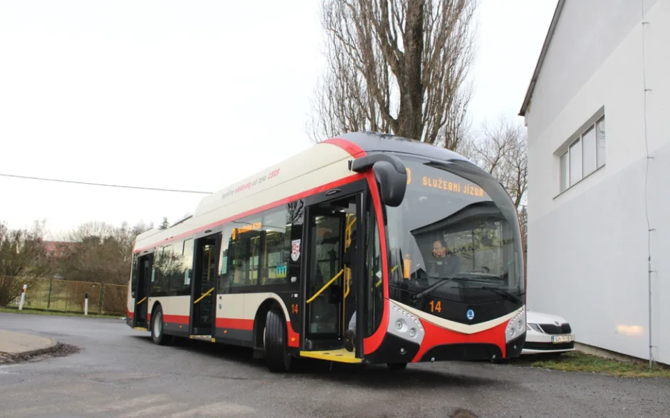Testovací jízda po nové trati v Jihlavě. Trolejbus lidově shodí klacky za pár vteřin