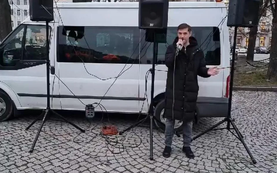 VIDEO: Vrabel v Jihlavě. Odvolání vlády je stejně pravděpodobné jako to, že moč je uložena v koulích, znělo z davu