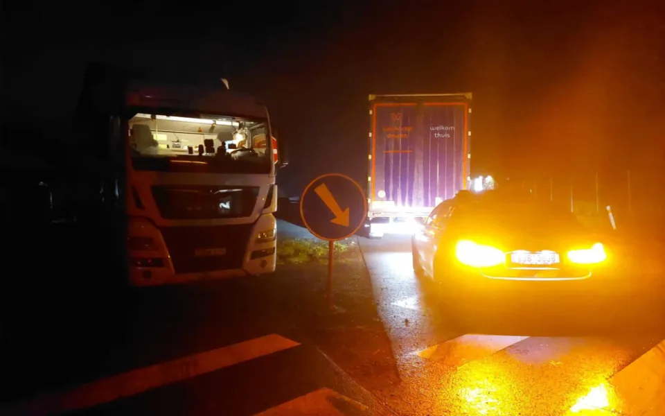 Kontroly na D1. Policie ráno pokutovala řidiče kamionů, kteří parkovali tam, kde neměli
