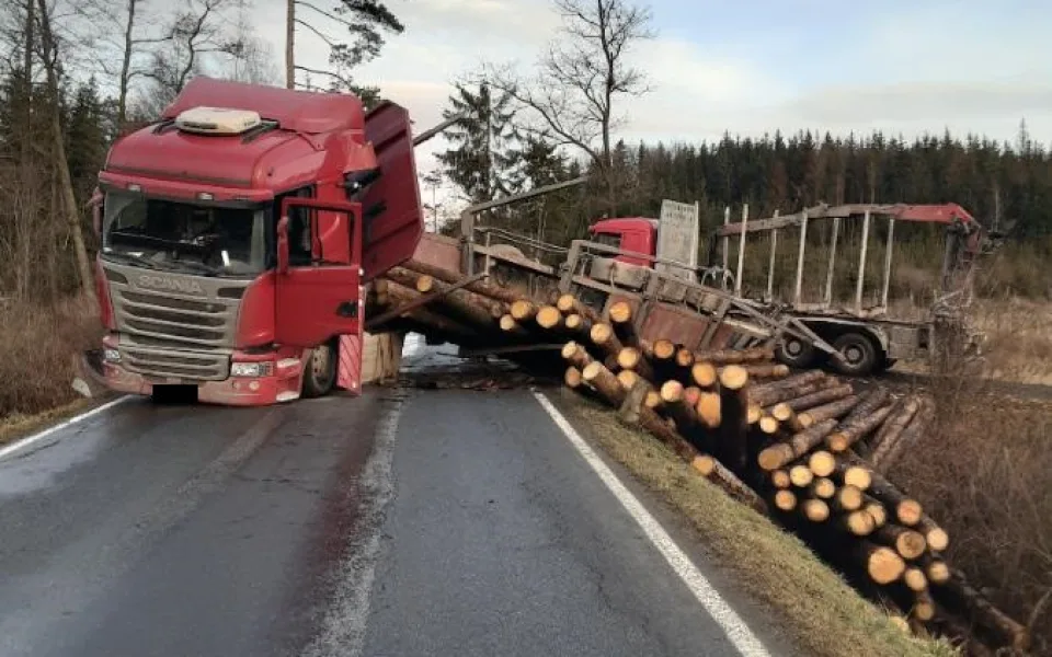 Dopravní komplikace u Počátek. Řidič převážející dřevo boural, místo je neprůjezdné