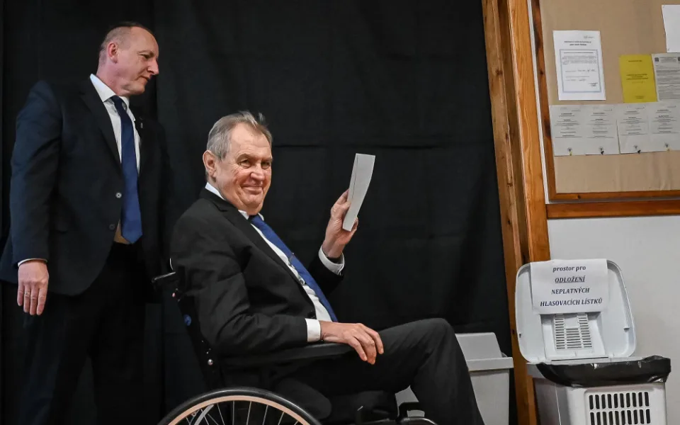 Miloš Zeman ve volební místnosti
