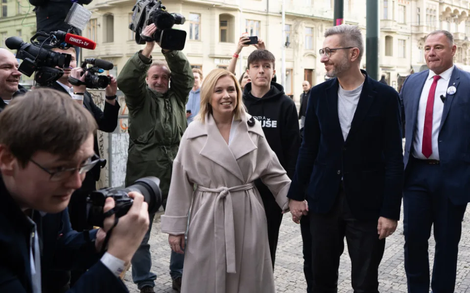 Příjezd Danuše Nerudové s rodinou do volebního štábu 
