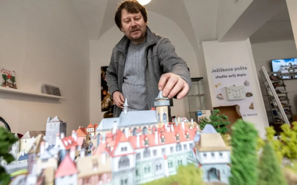 František Nevosad lepí papírové modely, za které sbírá ocenění.