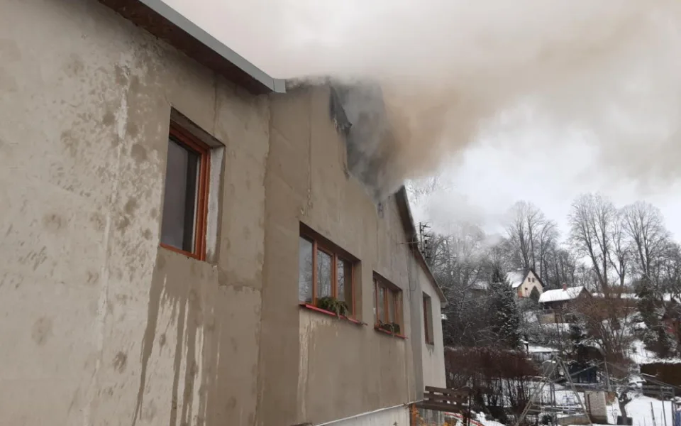 Požár v Rounku vzbudil vlnu solidarity. Maminka se třemi dětmi přišla o všechno, pomáhají kolegové i cizí lidé