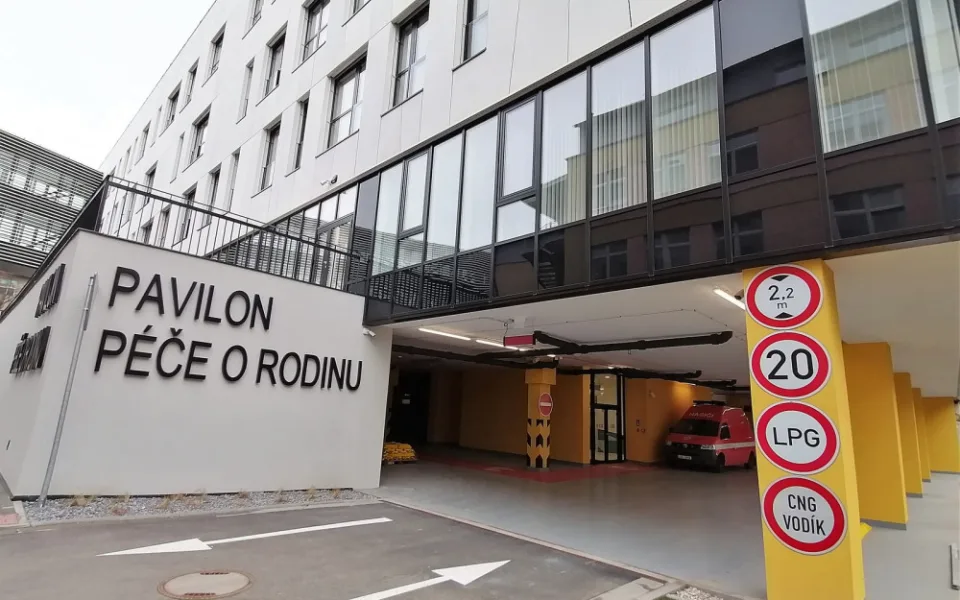 Padesátka řidičů může parkovat na nových místech v pelhřimovské nemocnici. První půlhodina je zdarma