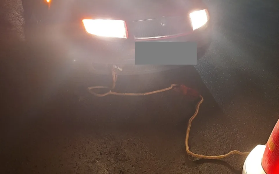 Policisty zaujalo auto tažené na laně. Jeho řidič na silnici kličkoval, nadýchal přes 1,5 promile
