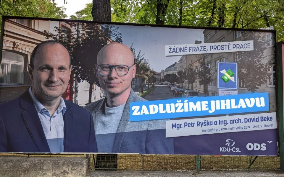 Opoziční zastupitel Hošek tvrdě kritizuje financování arény, paroduje i předvolební billboardy. Šíří lži a zlobu, je to populista, říká Beke