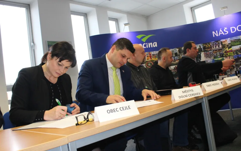 VIDEO: Zástupci 17 obcí a vedení kraje dnes podepsali memorandum kvůli úložišti jaderného odpadu