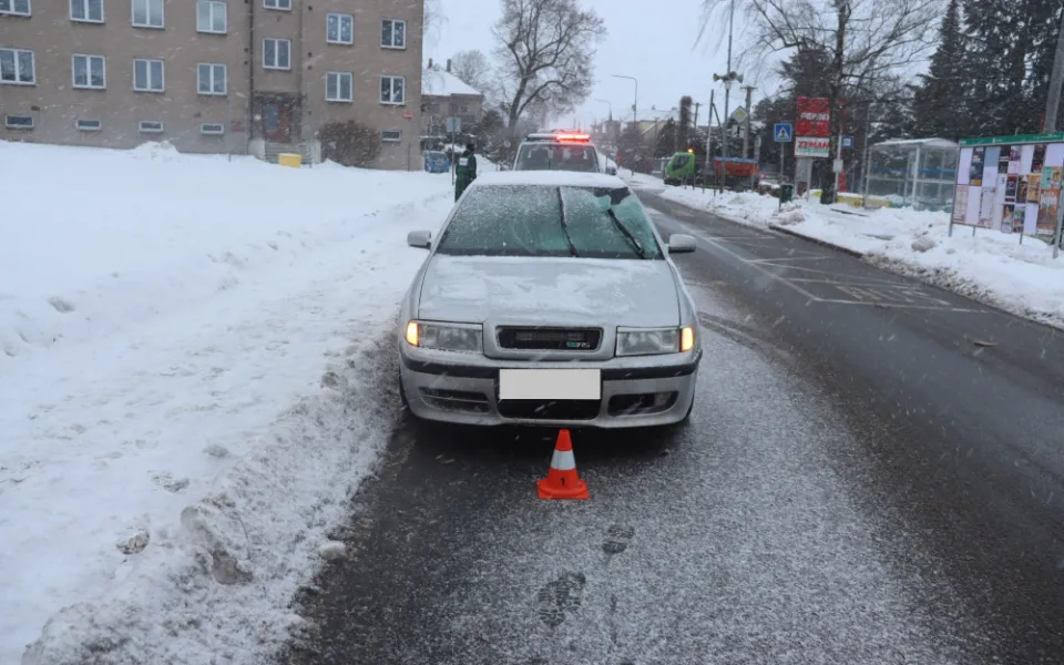Hledáme svědky středeční nehody v Chotěboři, vyzývají policisté. Auto tam srazilo chodkyni