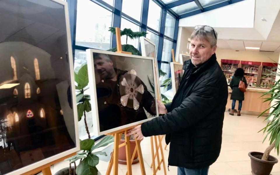 Výstava ve foyer pavilonu chirurgických oborů novoměstské nemocnice.