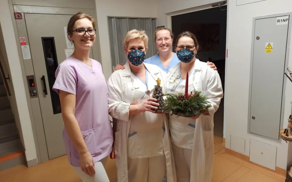 Seniory z domova na Lesnově, které trápí nehojící se rány, jezdí ošetřovat speciálně vyškolené sestřičky