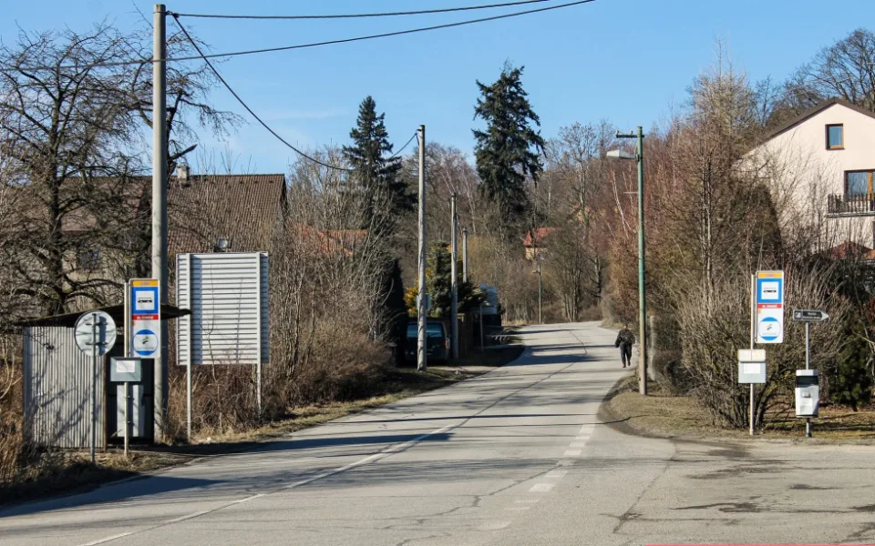 Pěšky ke krematoriu již brzy bezpečněji. Přibudou chodníky i veřejné osvětlení, zrekonstruují se i zastávky