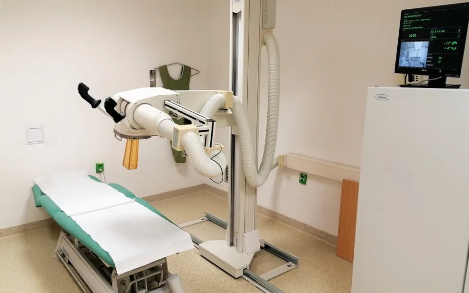 Pacientům s onemocněním ostruhy patní kosti v Pelhřimově pomáhá speciální přístroj. Ozáření trvá minutu