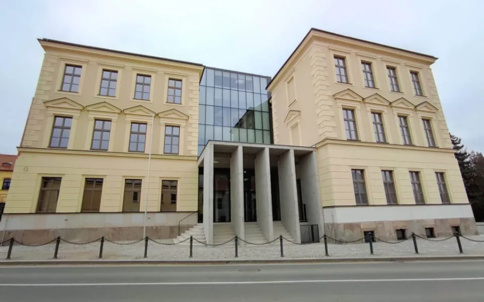 Náměstí v Třešti opět zdobí ikonická budova. Nahlédněte dovnitř opravené a dnes požehnané ZUŠ