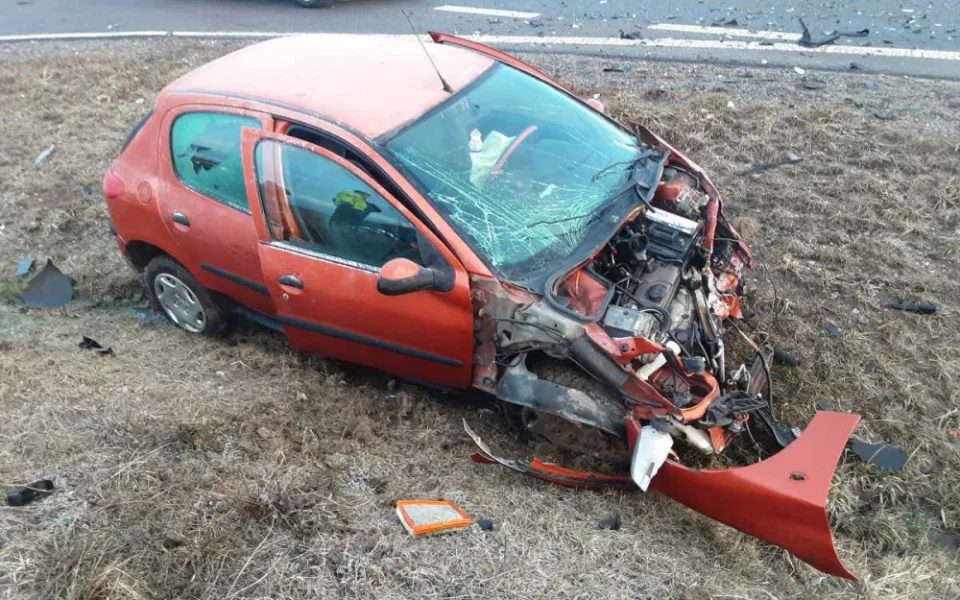 U Velkého Beranova ráno bourala dvě osobní auta. Jeden člověk se zranil a skončil v péči lékařů