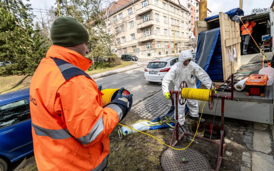 Potrubí v jihlavské Havlíčkově ulici prochází opravou. Díky bezvýkopové metodě se šetří okolní stromy