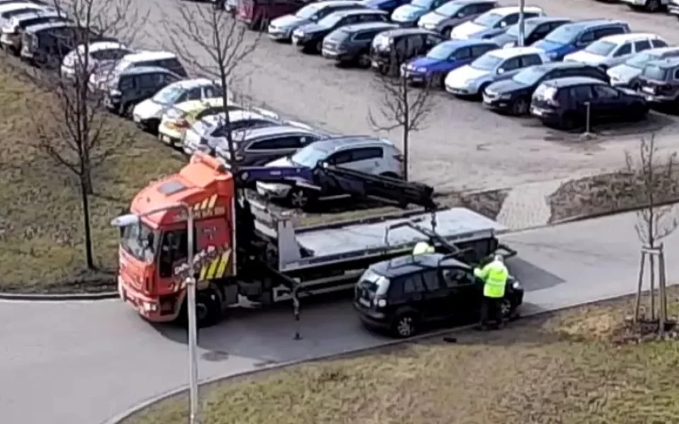 Kapacita parkovišť u nemocnice nedostačuje, neukázněné řidiče odtáhli. Parkovací dům vyroste nejdříve za pět let