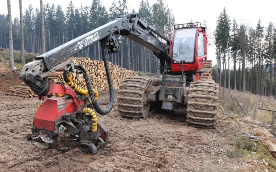 Vandal poškodil harvestor, navíc ho vystříkal hasičákem. Hledá ho policie, pomoci může i veřejnost