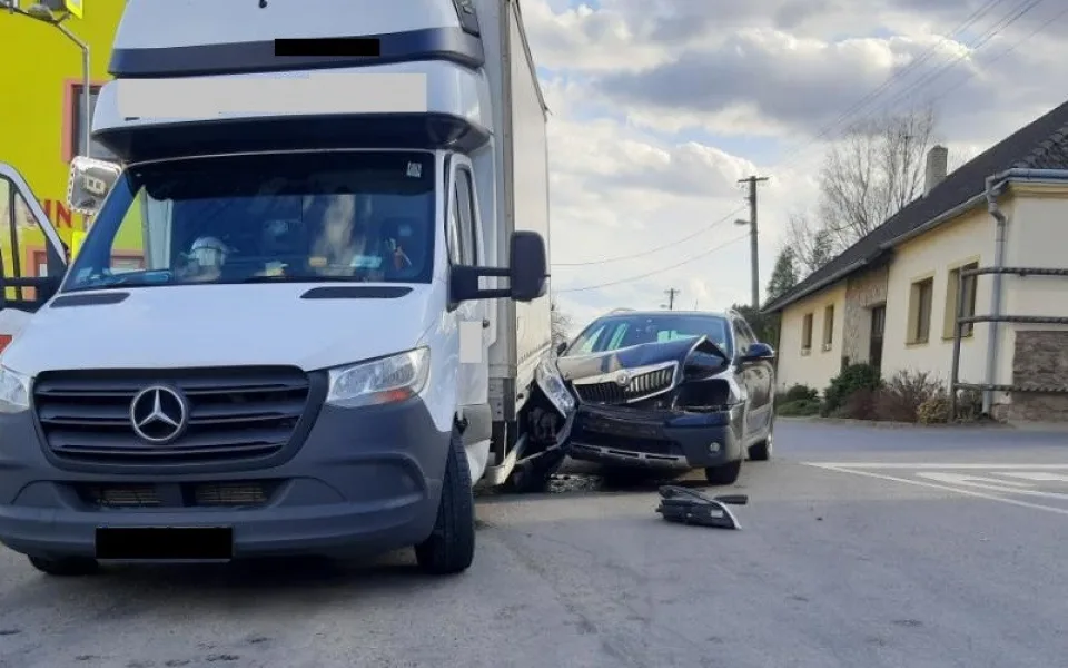 Nehoda ve Staré Říši za 180 tisíc korun. Řidič Mercedesu nedal přednost a došlo ke střetu