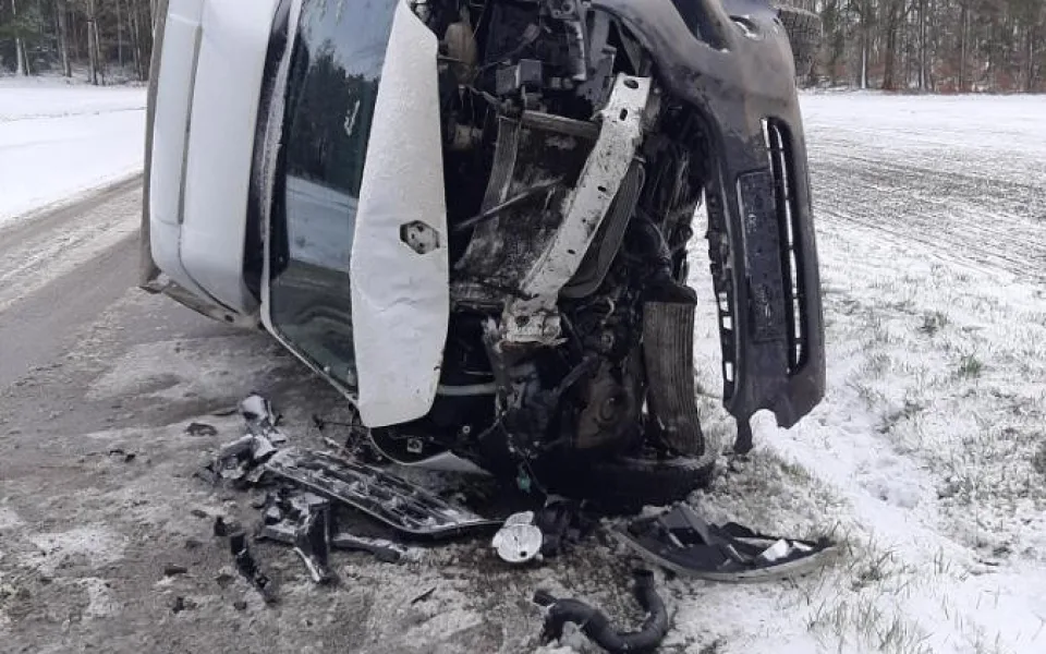 Dopolední nehoda u Lhotky, řidič se zranil po nárazu do stromu. Přizpůsobte jízdu počasí, radí policie 
