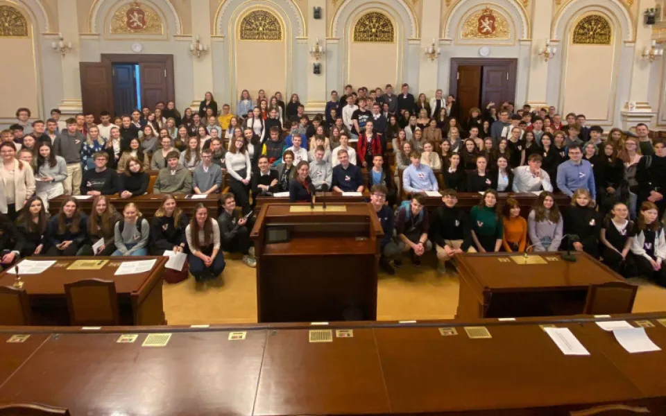 Aspoň na chvíli stát se poslancem. Dvě stovky studentů z Vysočiny navštívily Sněmovnu a vyzkoušely si práci v ní