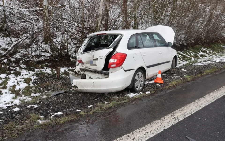 Při nehodě na obchvatu Habrů se zranila řidička ve Fabii. Policie teď hledá důležité svědky