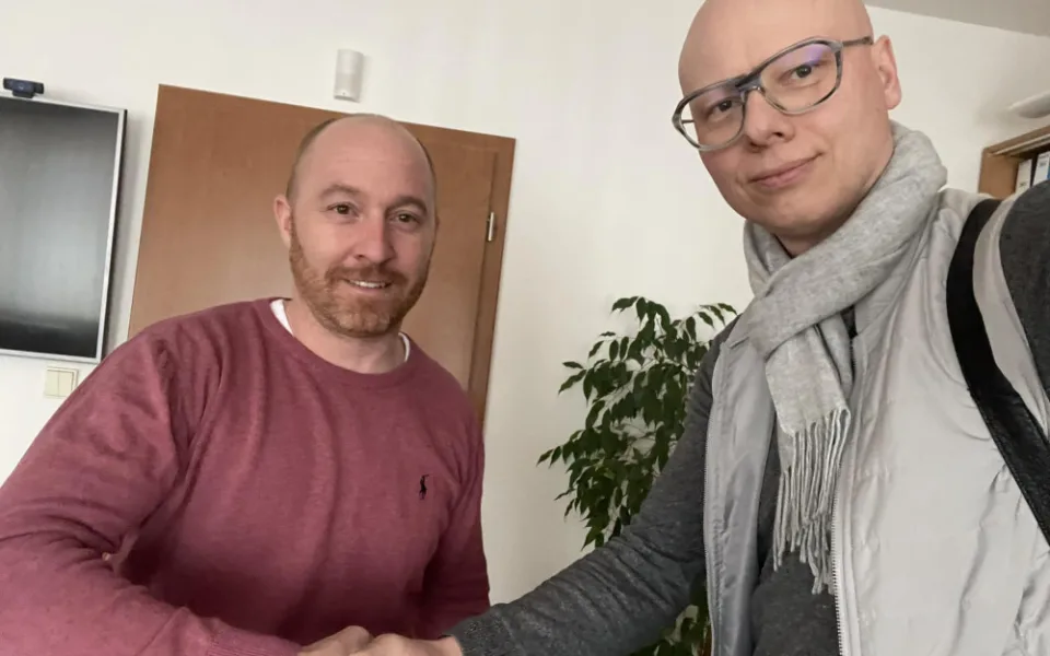 Advokát Jaroslav Homolka a radní David Beke.