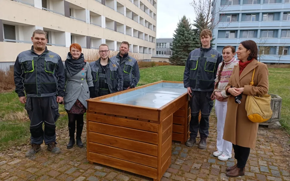Pacienti na vozíčku teď mohou zahradničit u pavilonu jihlavské nemocnice. Díky speciálnímu truhlíku 
