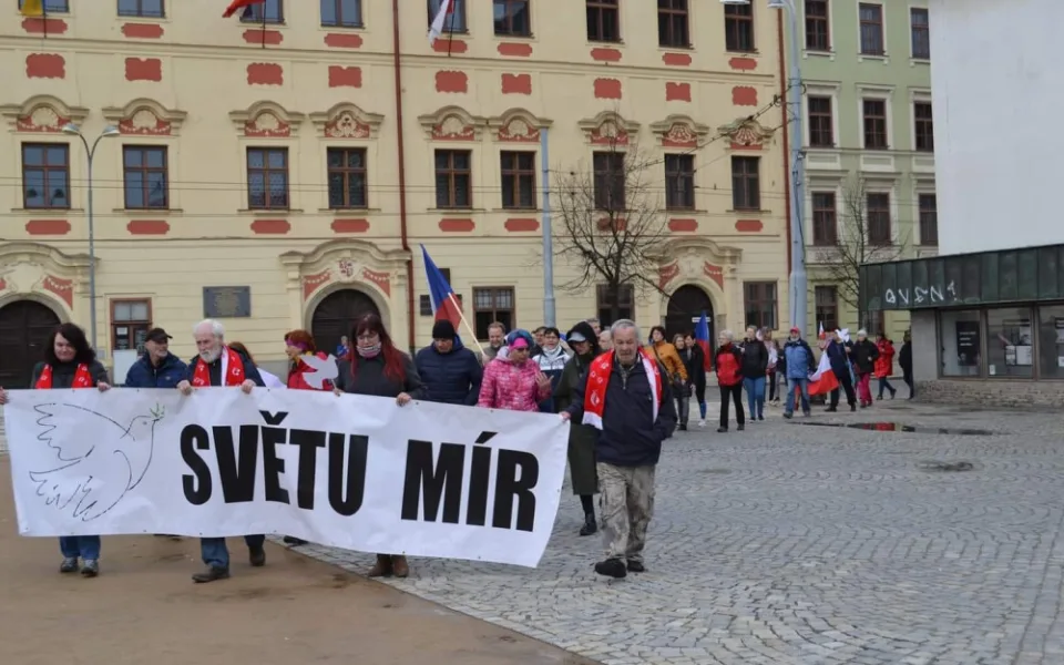 "Chcimíři" pochodovali Jihlavou, na dva účastníky s ukrajinskou vlajkou létaly během hymny kamínky