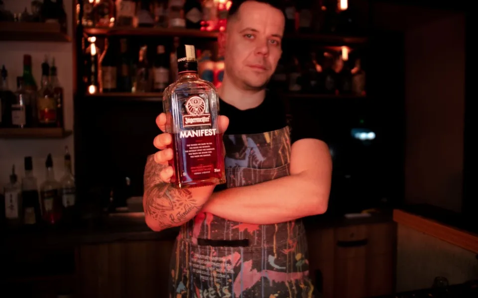 Své první hosty v baru si dodnes pamatuji, říká barman Petr Švanda