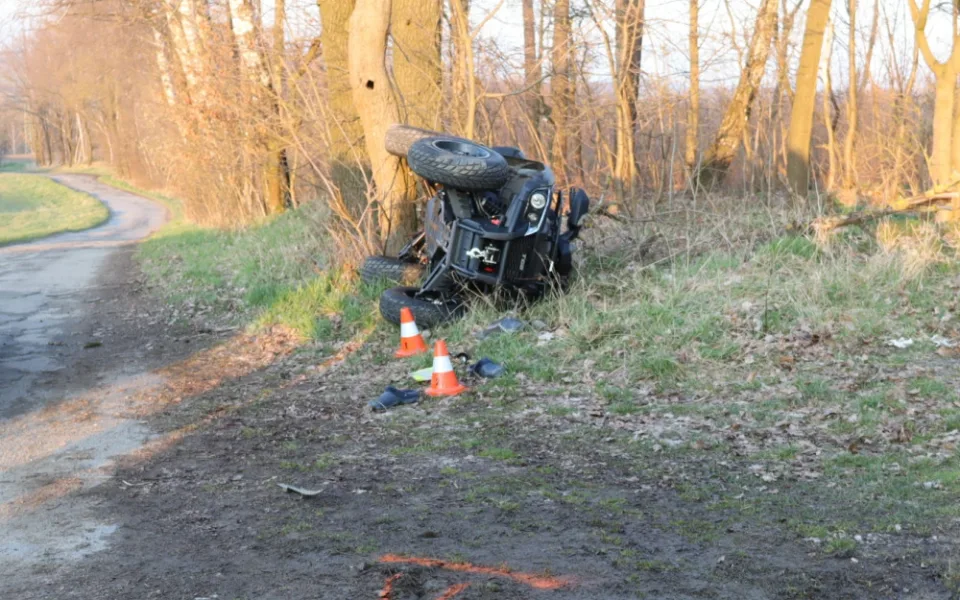 Opilý muž na čtyřkolce boural, na hlavě neměl přilbu. Letěl pro něj vrtulník