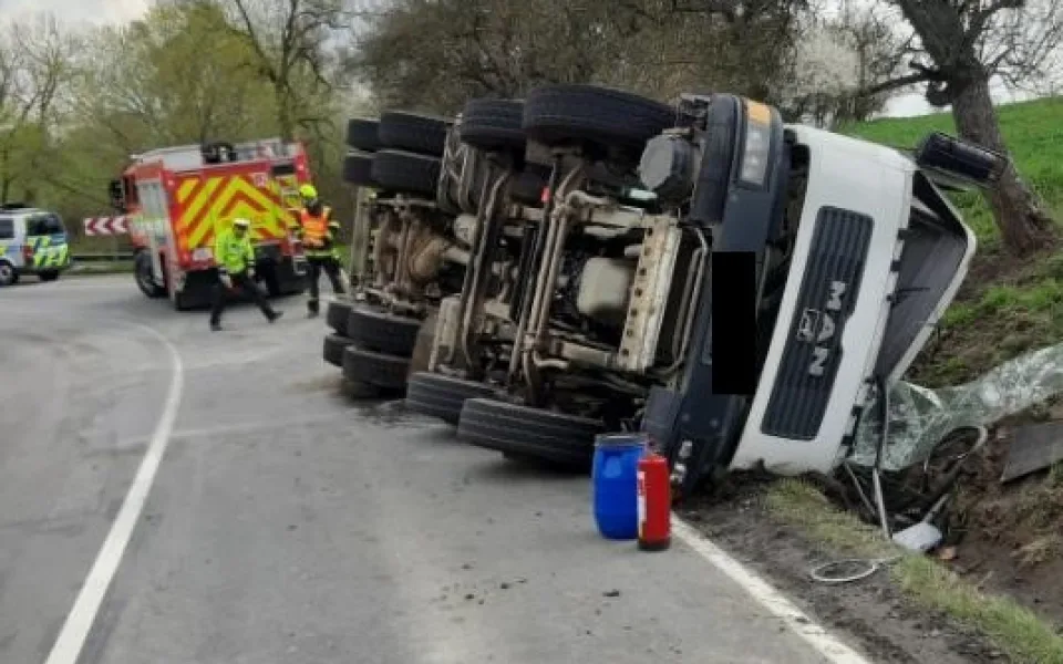 U Náměště havaroval řidič vezoucí beton, utrhla se s ním vozovka. Na řidiče čeká objížďka