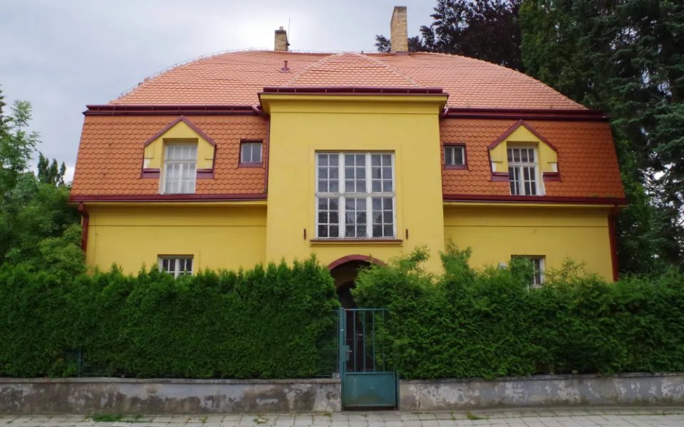 Žlutá jihlavská kráska je novou památkou Vysočiny. Vila ve Fibišce sloužila kojencům i úředníkům