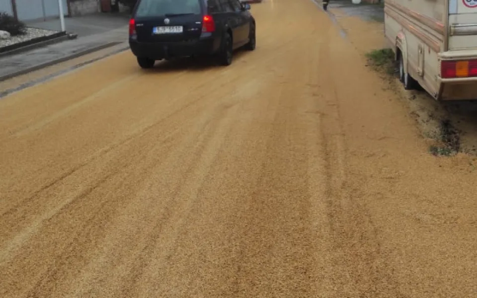 Pivaři zapláčou. Mezi Cerekví a Kostelcem se vysypal ječmen na slad, silnice místy nebyla vidět