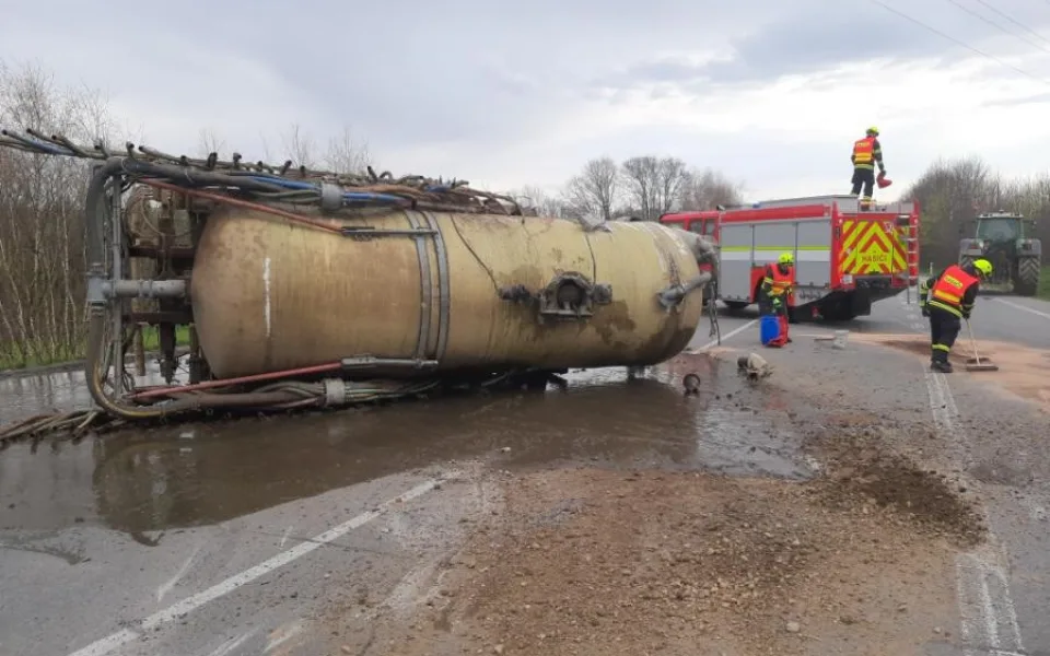 Mladý řidič traktoru s cisternou jel rychle a boural. Škoda je dva miliony korun