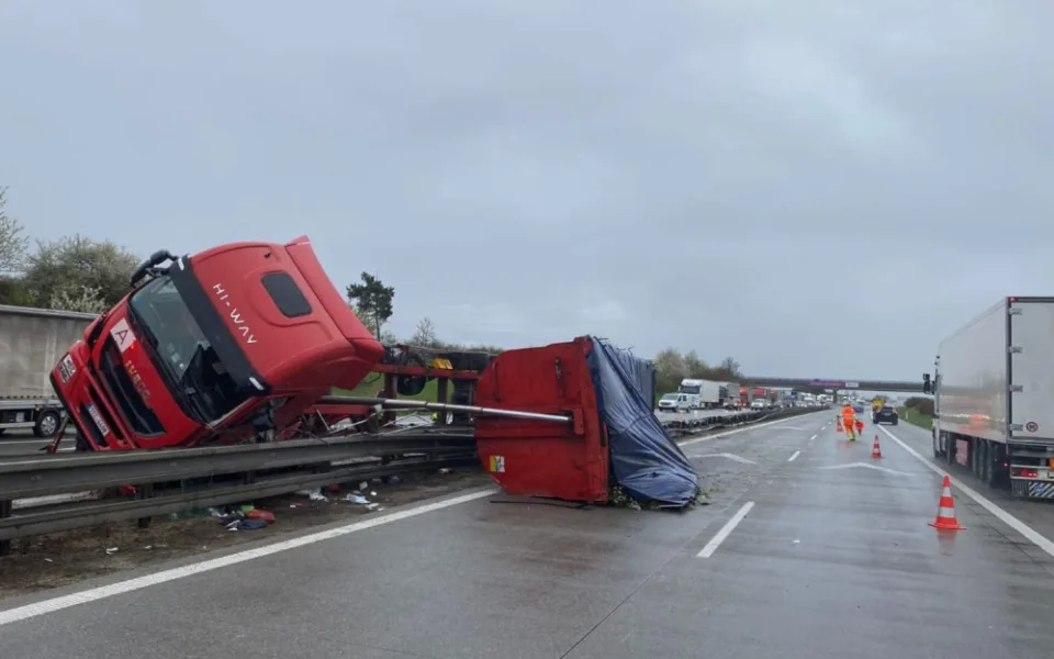 Na 156. kilometru dálnice D1 havarovala nákladní souprava, je omezen provoz v obou směrech