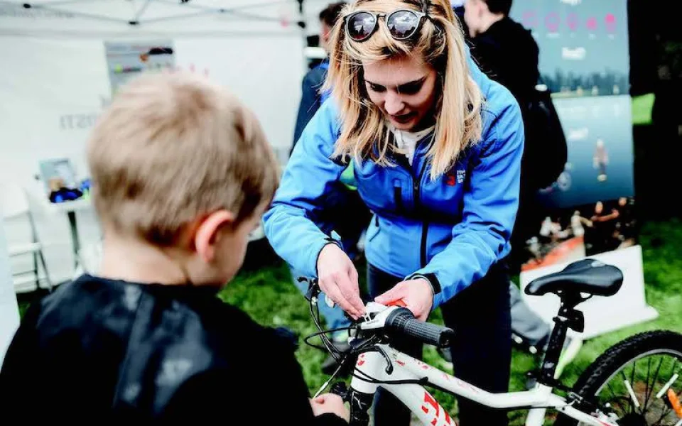 Specifické piktogramy a přímočará sdělení. Projekt Na kole jen letos rozšířil kampaň o jasně definované problémy cyklistiky