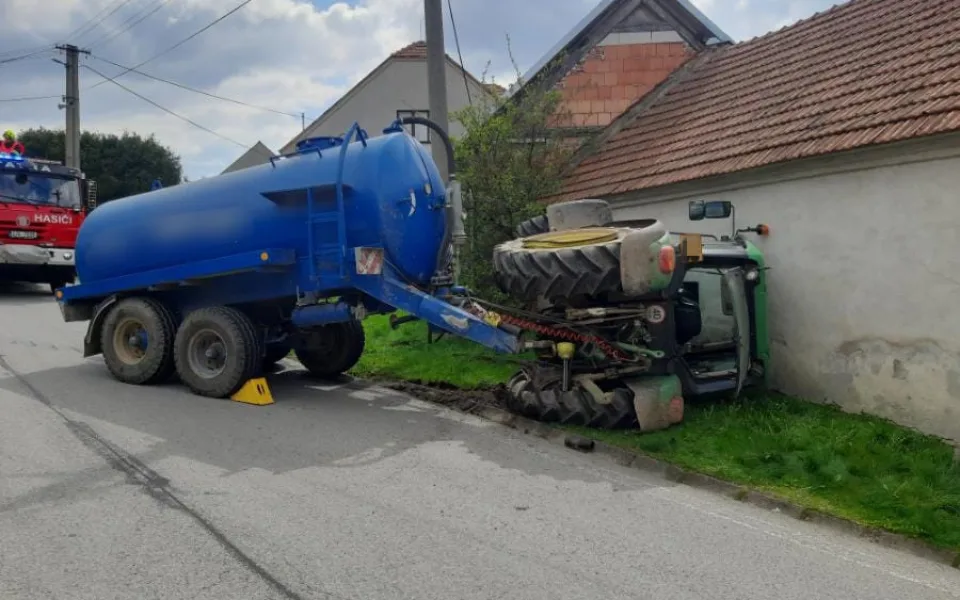 Jel rychle a boural. Dvacetiletý traktorista se převrátil na bok, narazil do domu a skončil v nemocnici 