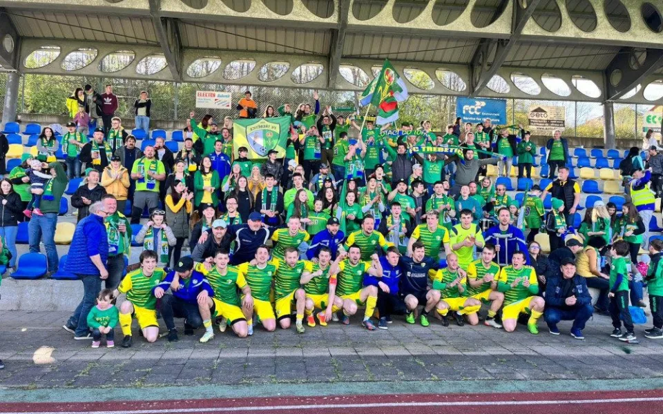 Pochod, vlajky a dýmovnice. I. A třída nabídla lepší atmosféru než ligový fotbal