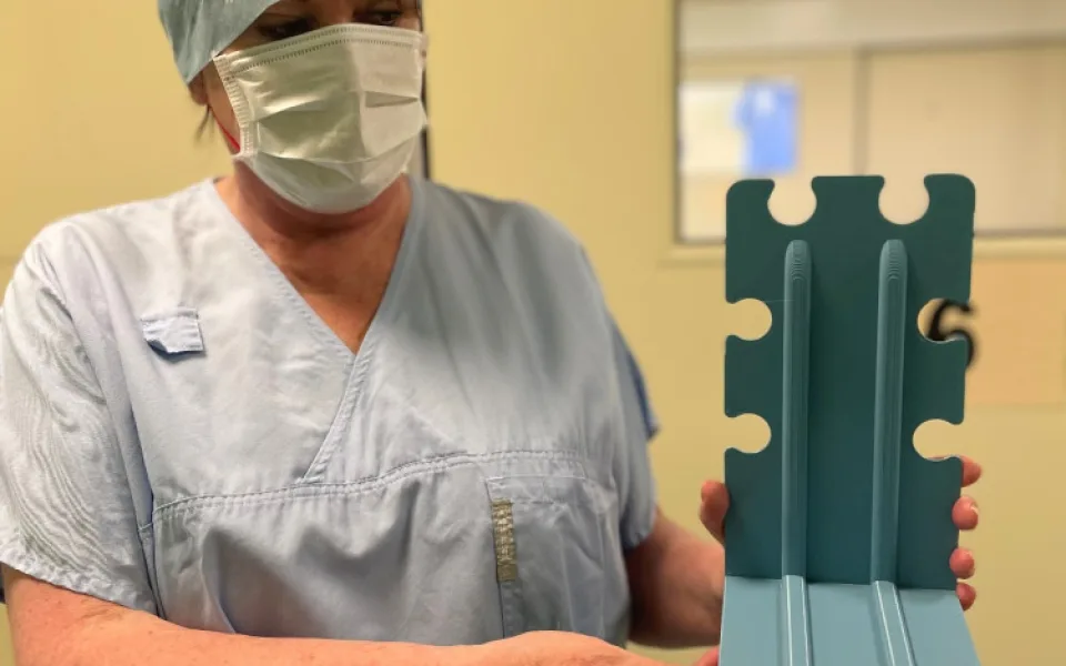 V jihlavské nemocnici si sami tisknou pomůcky na operační sál či do ambulancí. Ušetří tak tisíce korun