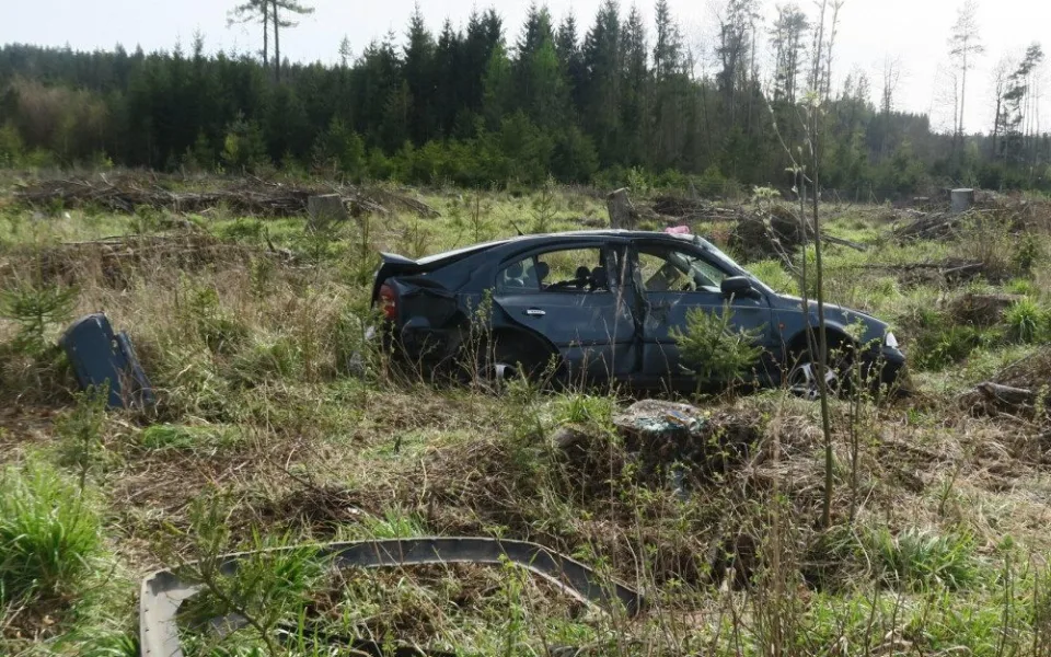 Nehoda u Bílého Kámene: Osmnáctiletý řidič skončil mezi pařezy, jeho spolujezdkyně v brněnské nemocnici