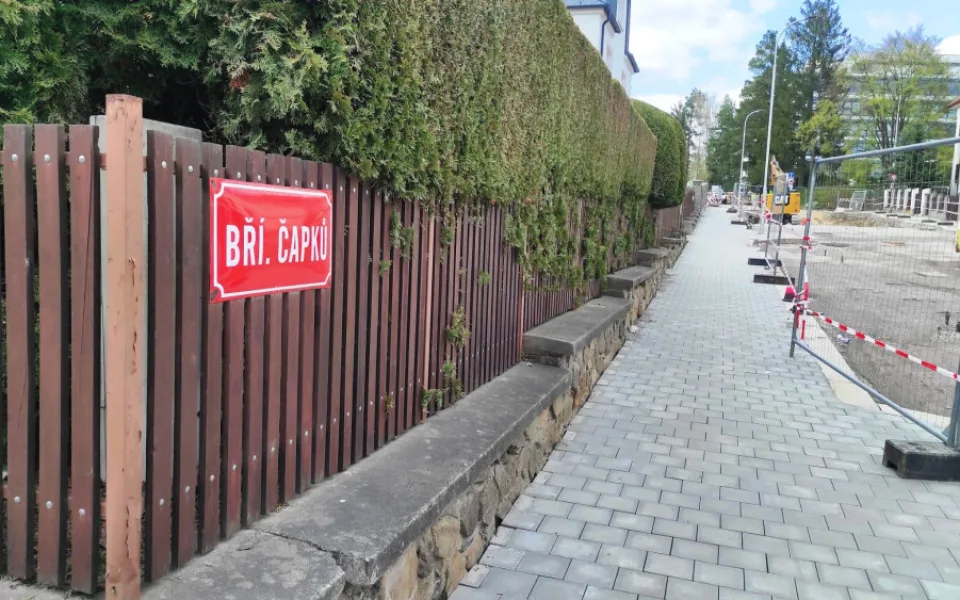 Uliční tabulka v jihlavské ulici Bří Čapků je řadu let psána s chybou. Co nejdříve ji nahradíme, říká radnice