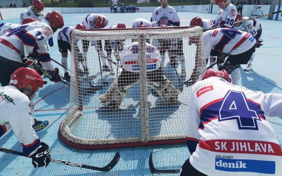 Hokejbalové play-off: SK Jihlava vede v druholigovém semifinále 2:0, Flyers zatím smírně 1:1