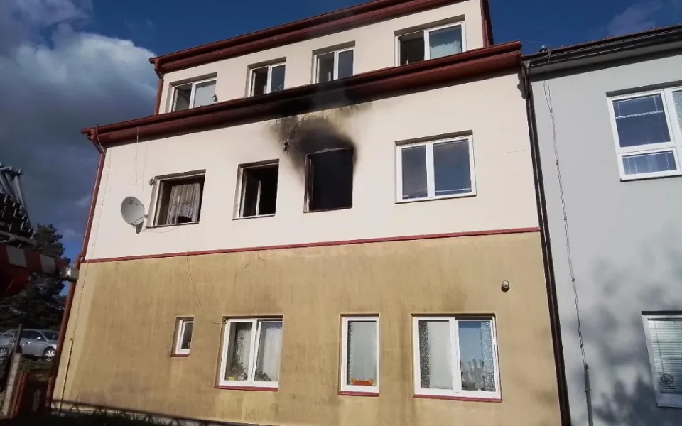 FOTO: Při požáru domu v Bíteši hasiči evakuovali šest lidí. Někteří z nich se nadýchali jedovatých zplodin