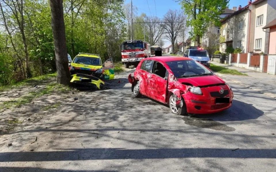 Nehoda na Sokolovské. Auto se srazilo s vozidlem zdravotníků, všichni zranění skončili v nemocnici