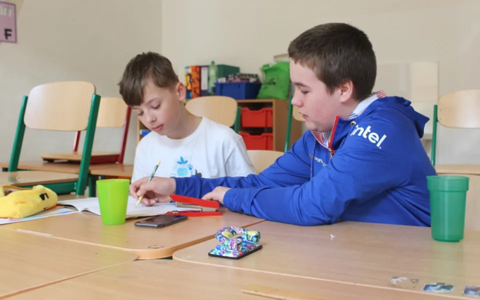 Zahrada, polštáře k odpočinku, klec s ptáky. Jihlavská ScioŠkola ukázala nové prostory