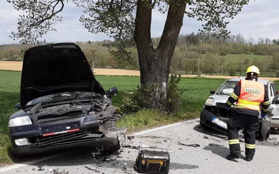 V Batelově se střetla dvě auta s traktorem. Dva zranění lidé skončili v péči zdravotníků