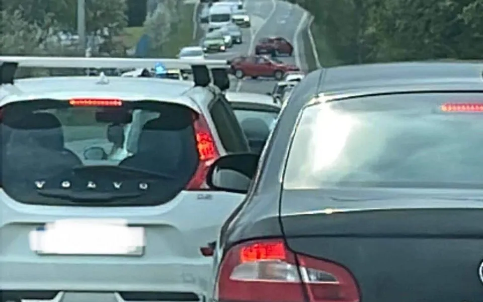 Vážná nehoda tří aut u Hosova. Těžce zraněného řidiče transportoval vrtulník do brněnské nemocnice